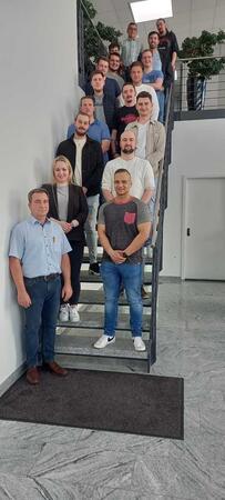 Bild vergr&ouml;&szlig;ern: Gruppenbild der Technikerklasse bei der Fa. Hipp in Kolbingen