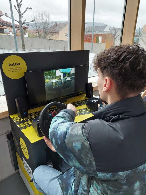 Bild vergr&ouml;&szlig;ern: Frischemobil_Sch&uuml;ler am Fahrsimulator