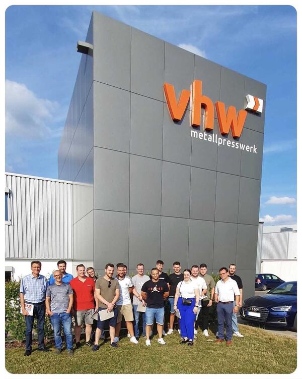 Bild vergr&ouml;&szlig;ern: Zerspanungstechniker bei der VHW